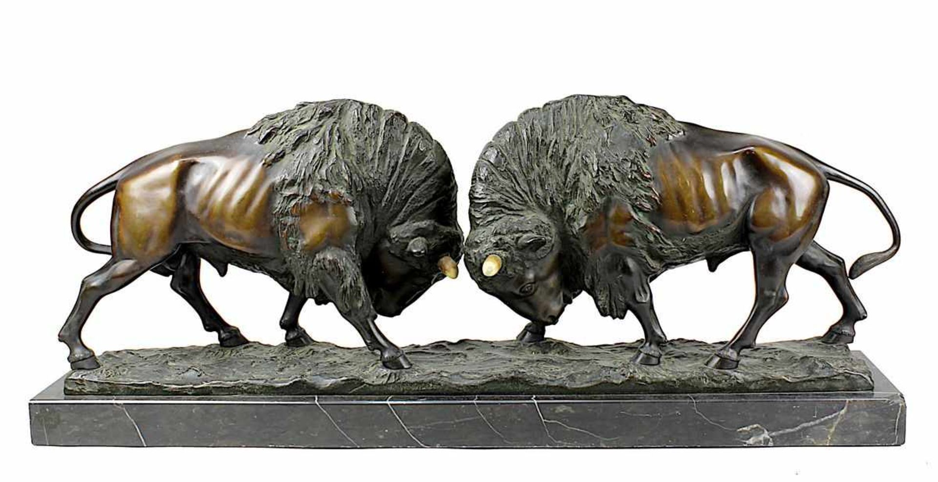Jensen, Peder Marius (1883 - 1925 ?), Zwei kämpfende Bisons, Bronzefigurengruppe mit schöner brauner
