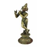 Musizierender Krishna, Indien, 19.Jh., Bronzefigur, Querflötespielender Krishna in bewegter