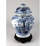 Blauweiß-Deckelvase, China Kangxi-Periode 1662-1722, Porzellan weißer Scherben, handgedrehtes Gefäß,