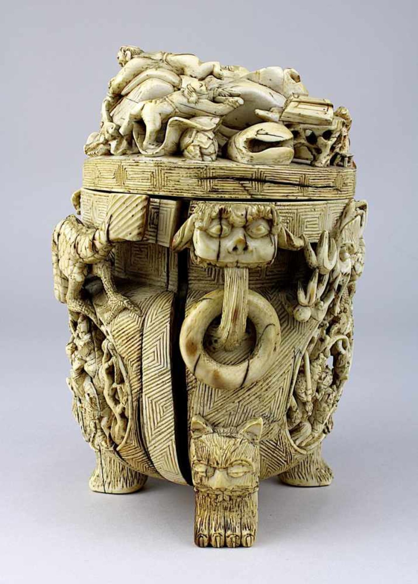 Chinesischer Koro mit Glücksbuddha, Elfenbein, 18./19. Jh., Korpus geschnitzt aus einem großen Stück - Bild 4 aus 6