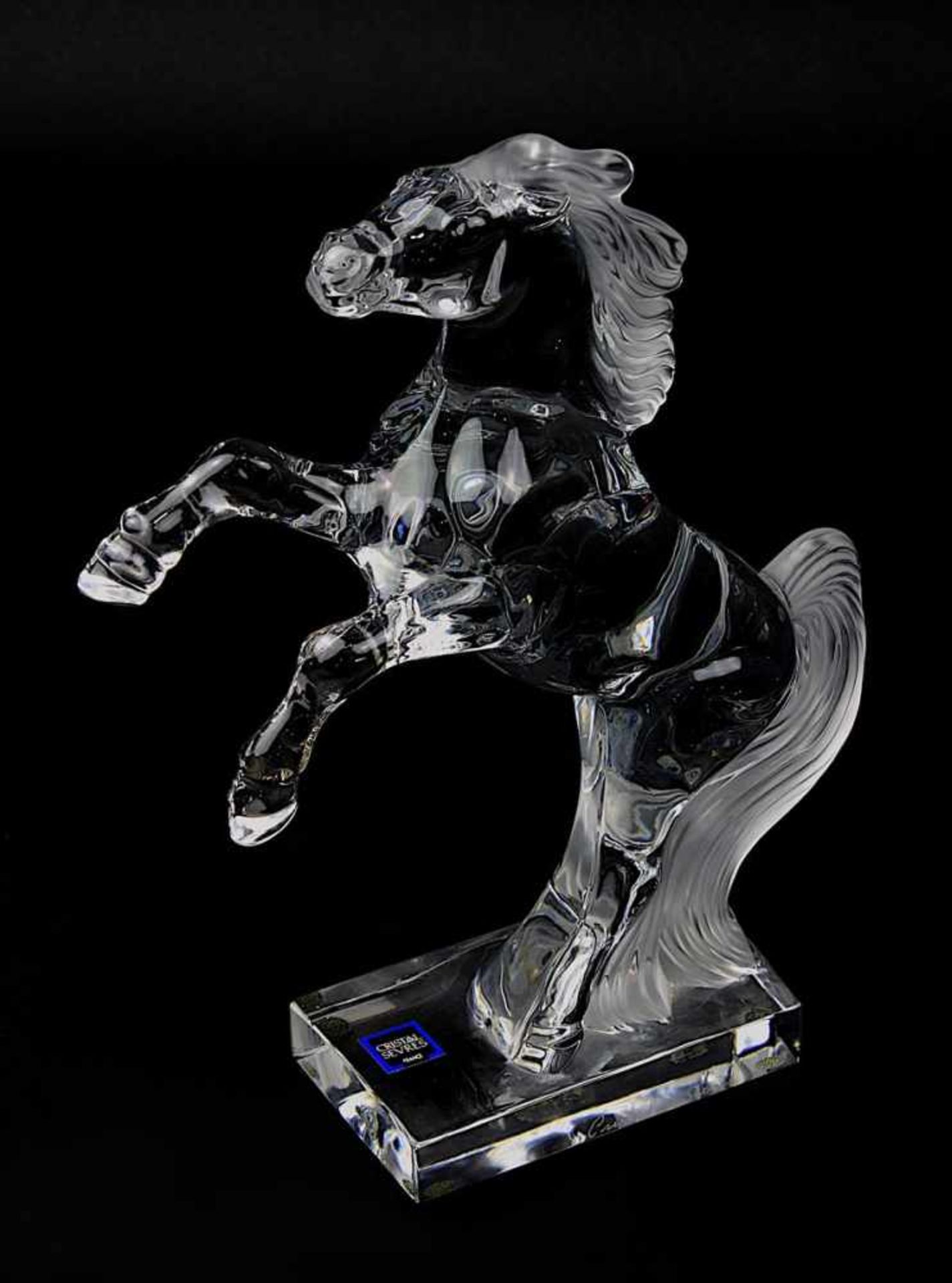 Sèvres-Kristallpferd, um 1980, aus einem Kristallglasblock gepresstes Pferd, steigende Haltung,