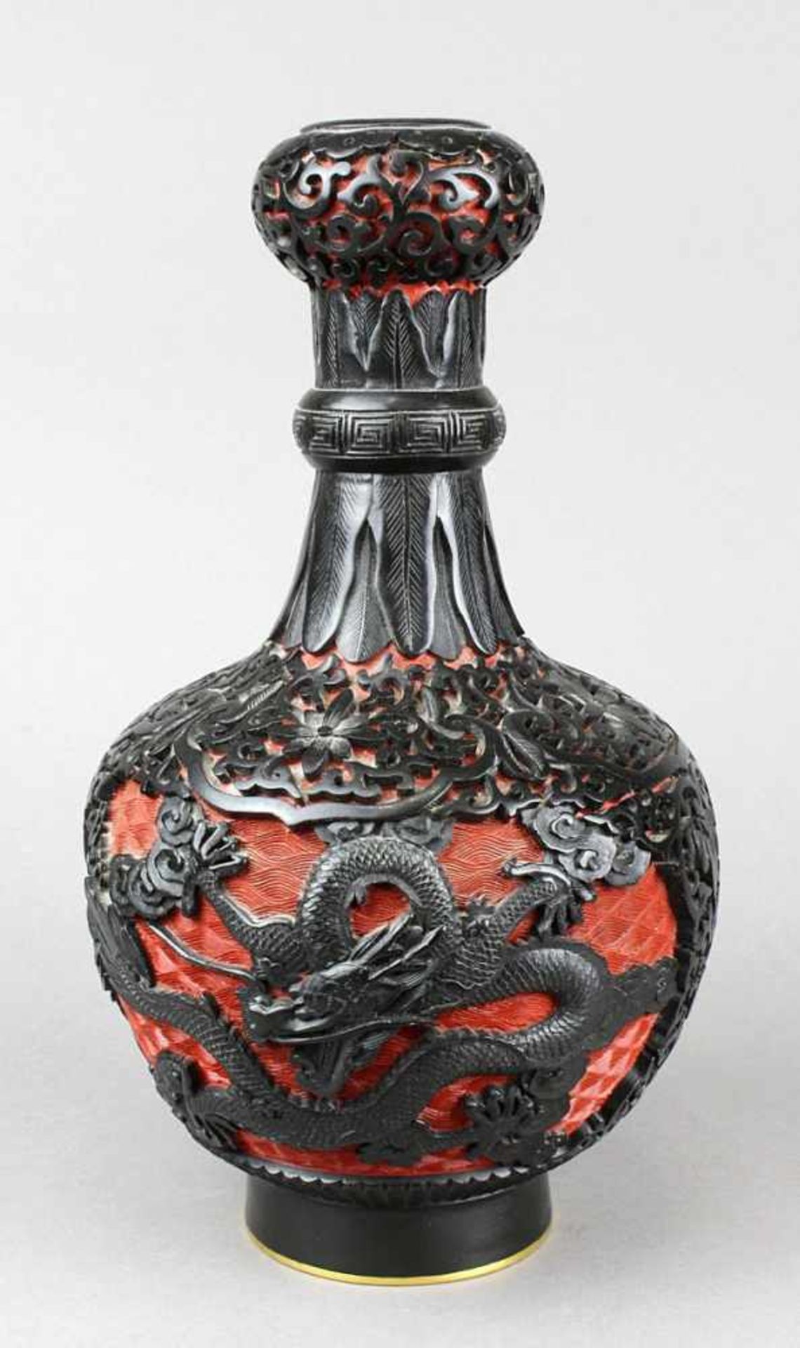 Chinesische Lackvase um 1900, Kupferkorpus mit rot-schwarzem Lack, fein geschnitzt mit Ornamenten
