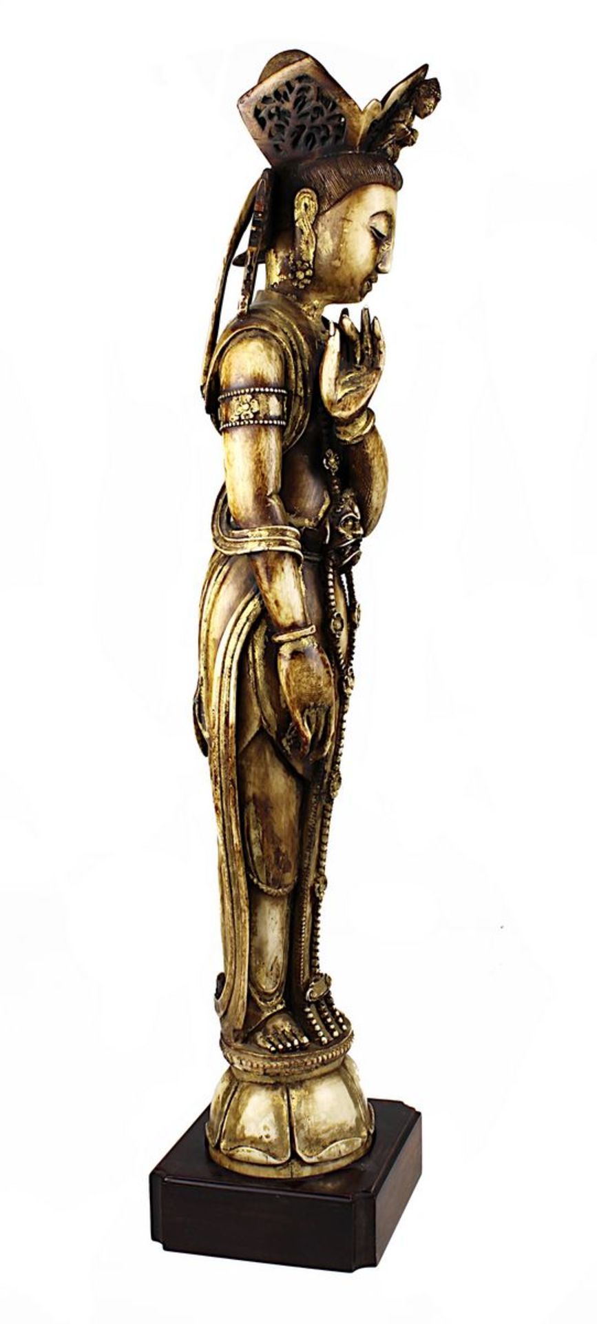 Stehende Guanyin, Elfenbein mit Resten von Vergoldung, China 18./19. Jh., aus einem Stück - Image 4 of 4