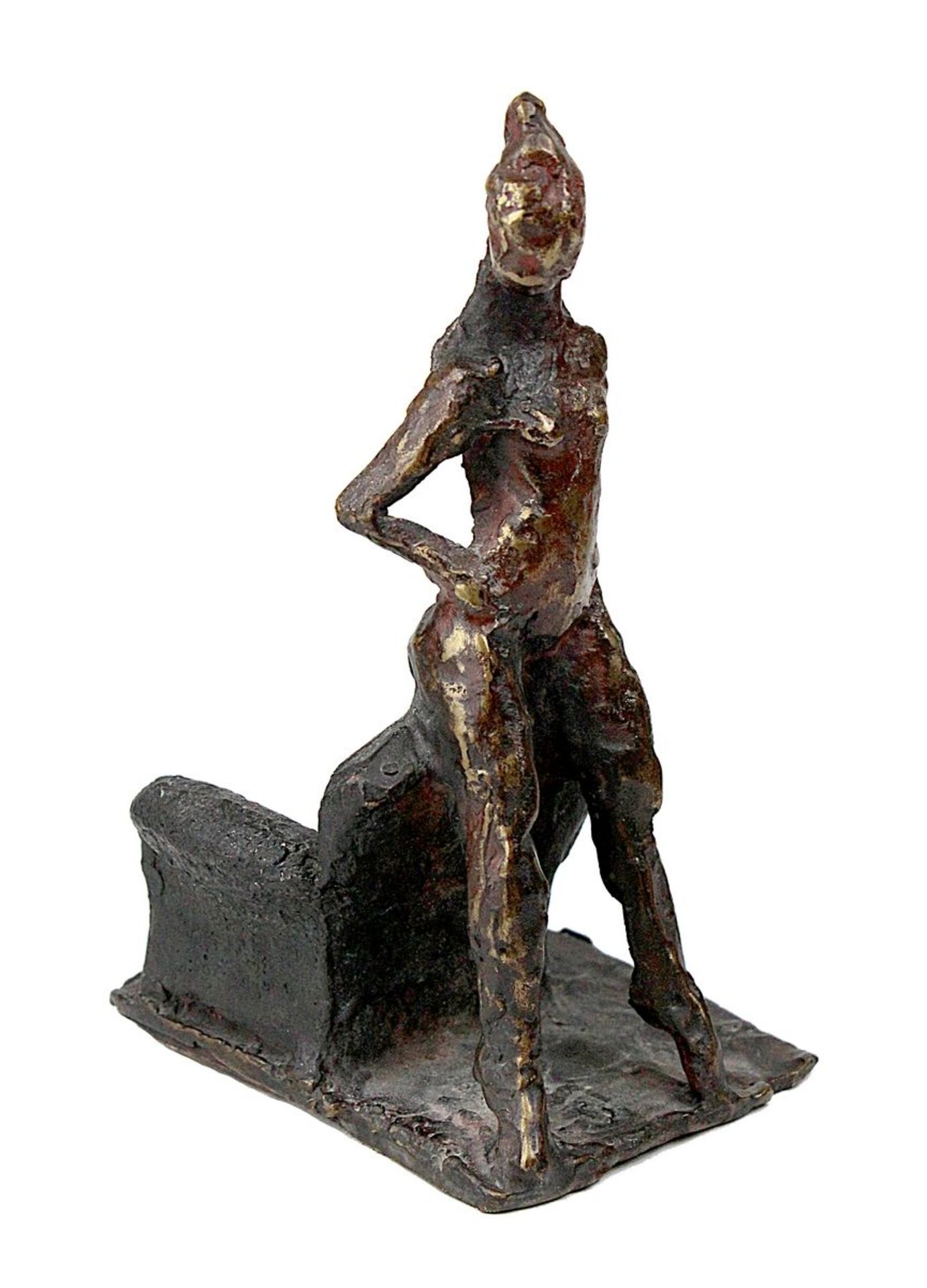 Schröder, Hans (1930-2010), auf Sessellehne sitzender weiblicher Akt, Bronzefigur mit braun-rot-