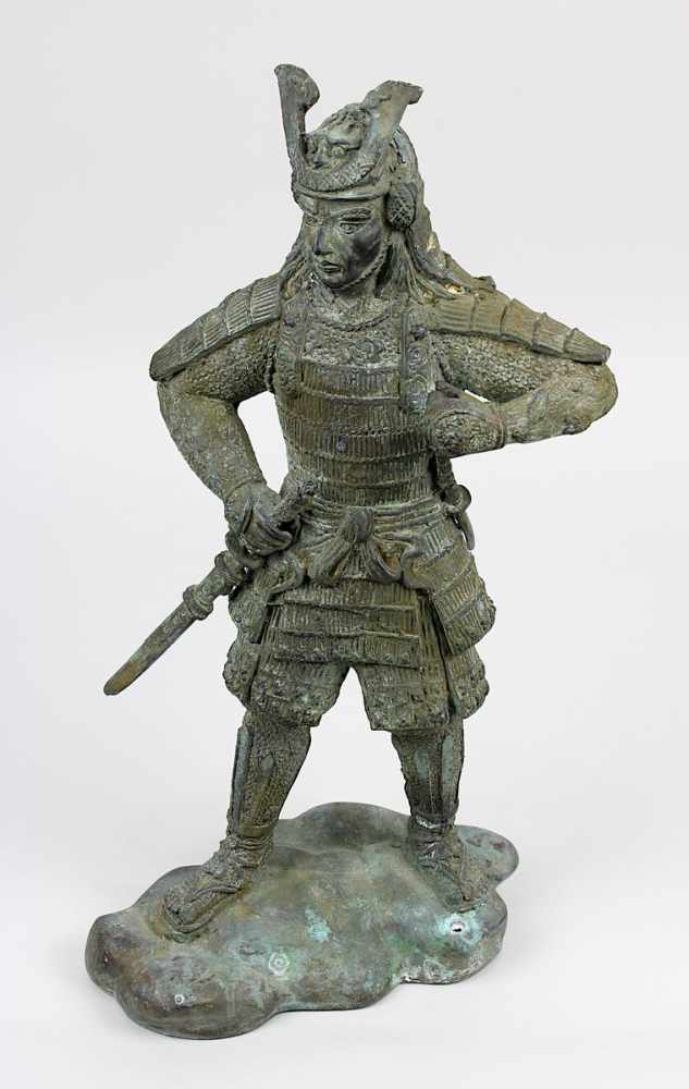 Samuraikrieger aus Bronze, Japan um 1920, Bronzeguss mit grün-brauner Patina, Samurai in stehender