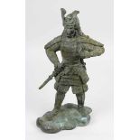 Samuraikrieger aus Bronze, Japan um 1920, Bronzeguss mit grün-brauner Patina, Samurai in stehender