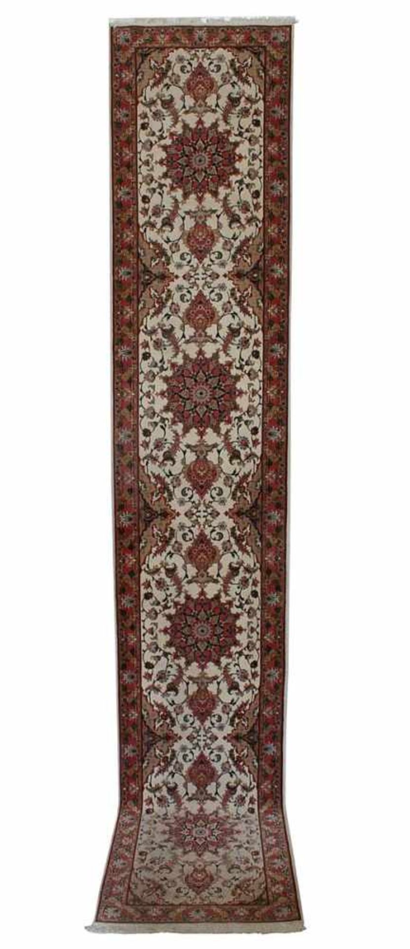 Galerie Ghom, Persien 2. H. 20. Jh., 415 x 75 cm, Korkwolle mit Seide fein geknüpft, hellbeiger Fond
