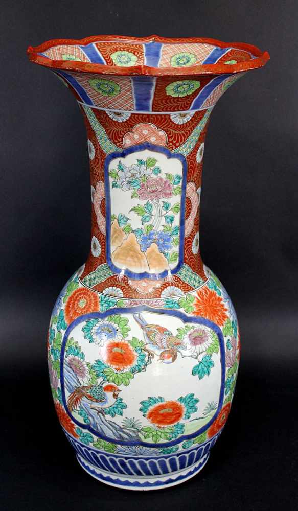 Gr. Imari Bodenvase, Japan um 1880. Porzellan, weiß glasiert mit polychromer Auf- u.