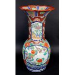 Gr. Imari Bodenvase, Japan um 1880. Porzellan, weiß glasiert mit polychromer Auf- u.