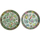 2 chinesische Porzellan-Teller, famille verte, 19. Jh., tiefe Form, weißer Scherben, auf Glasur