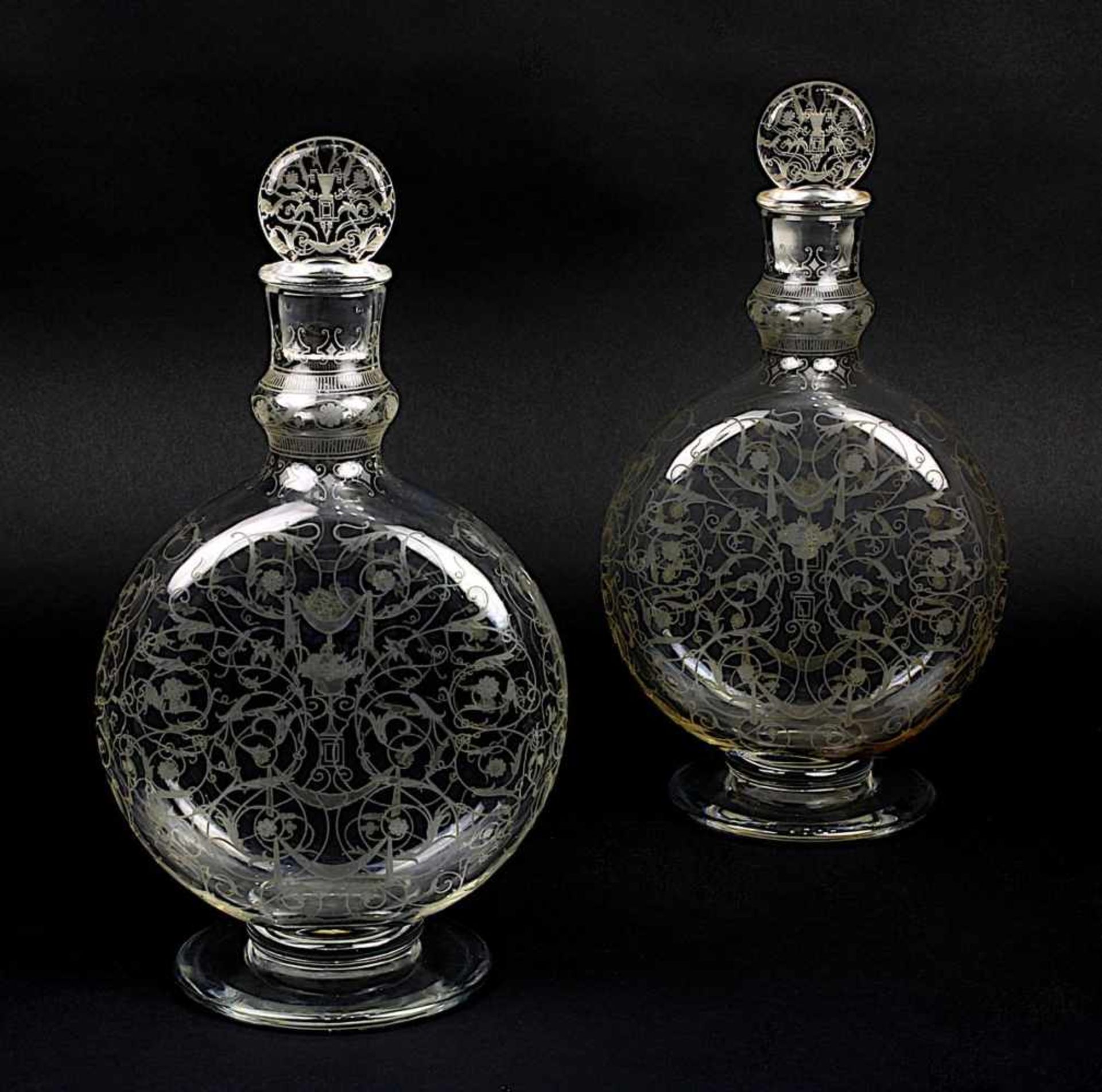 Paar Baccarat Karaffen, Dekor Michelangelo, um 1900-1920, Klarglaskorpus in runder, flacher Form,