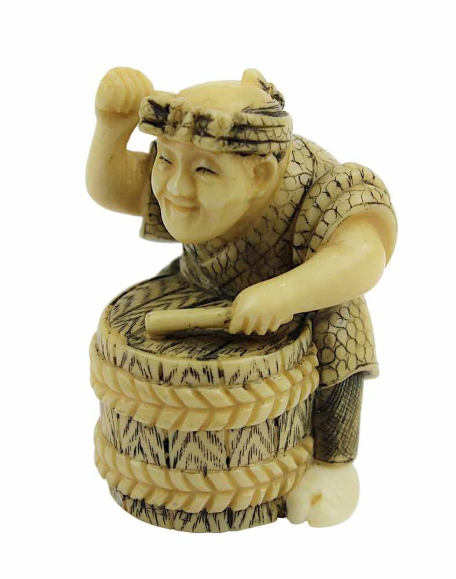 Netsuke aus Elfenbein, Trommlerfigur, Japan um 1920, vollplastisch aus einem Stück geschnitzt, unter