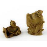 Netsuke und Okimono aus Taguanuss, Japan 1. H. 20. Jh., Netsuke Sitzender H 3 cm, Okimono