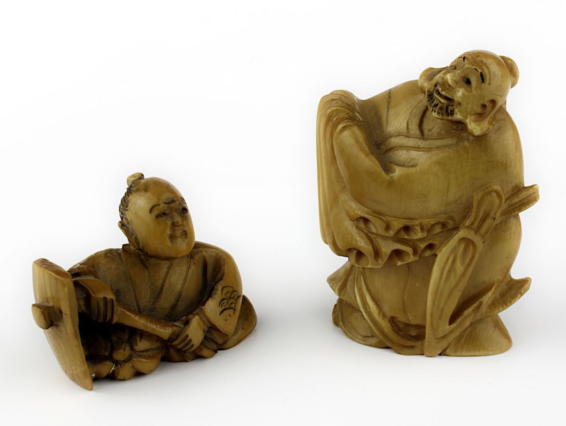 Netsuke und Okimono aus Taguanuss, Japan 1. H. 20. Jh., Netsuke Sitzender H 3 cm, Okimono