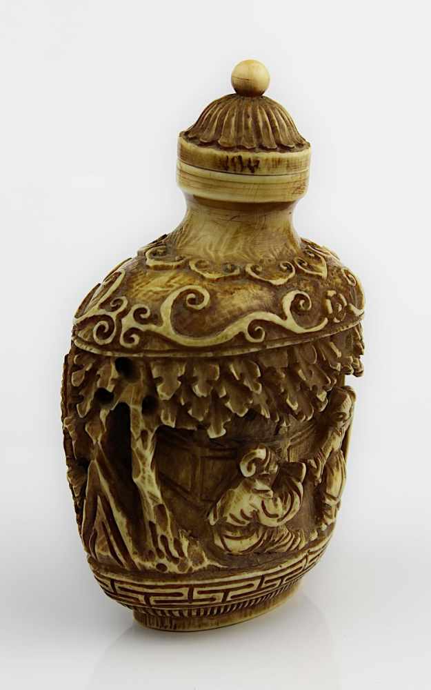 Snuffbottle aus Elfenbein, China 19. Jh., aus einem Stück geschnitzt, umlaufend Fries mit - Image 2 of 3