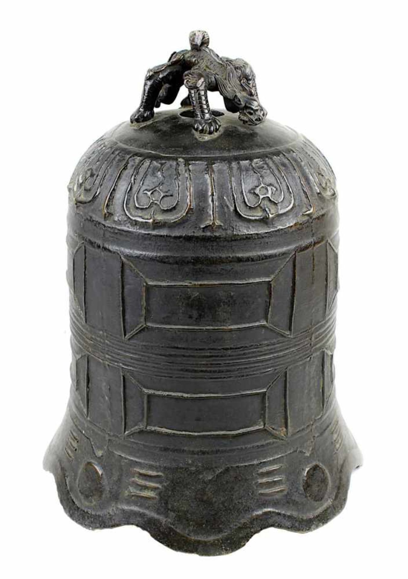 Chinesische Tempelglocke aus Bronze, um 1800, Wandung mit geometrischem Reliefdekor, mit