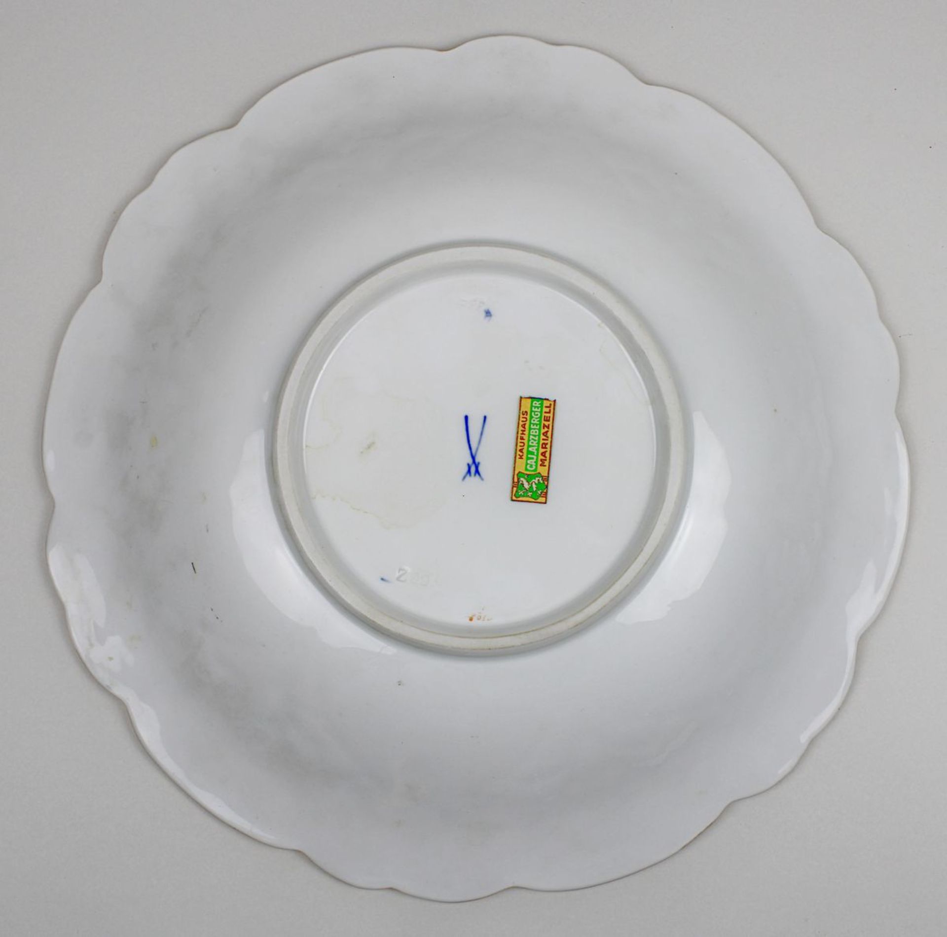 Meissen Prunkteller nach 1933, Porzellan weißer Scherben, Spiegel mit in polychrom bemaltem Dekor - Bild 2 aus 2