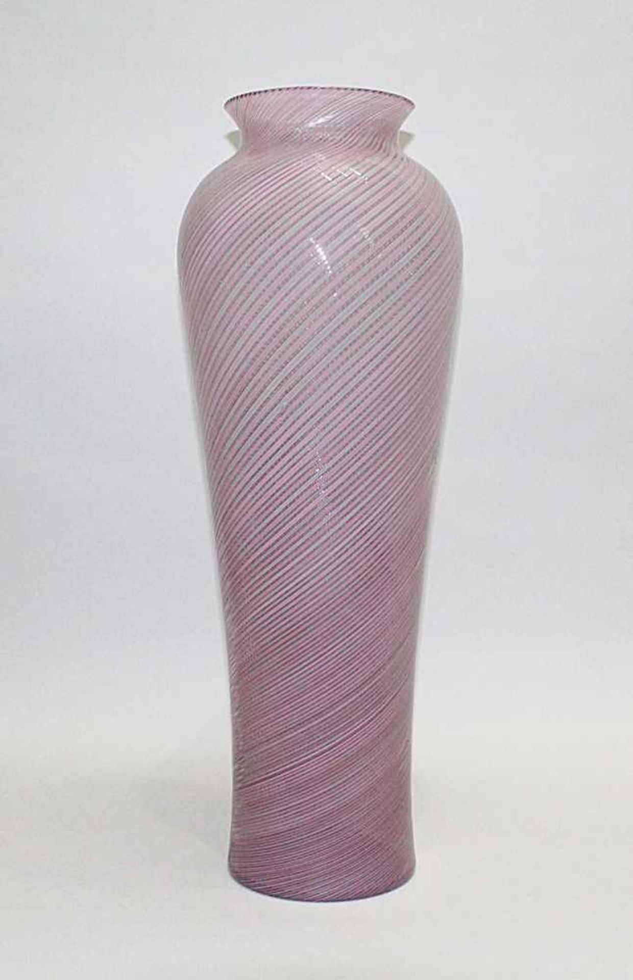 Salviati Murano Bodenvase, Italien um 1970, hohe schlanke Form, Klarglas mit eingeschmolzenen weißen