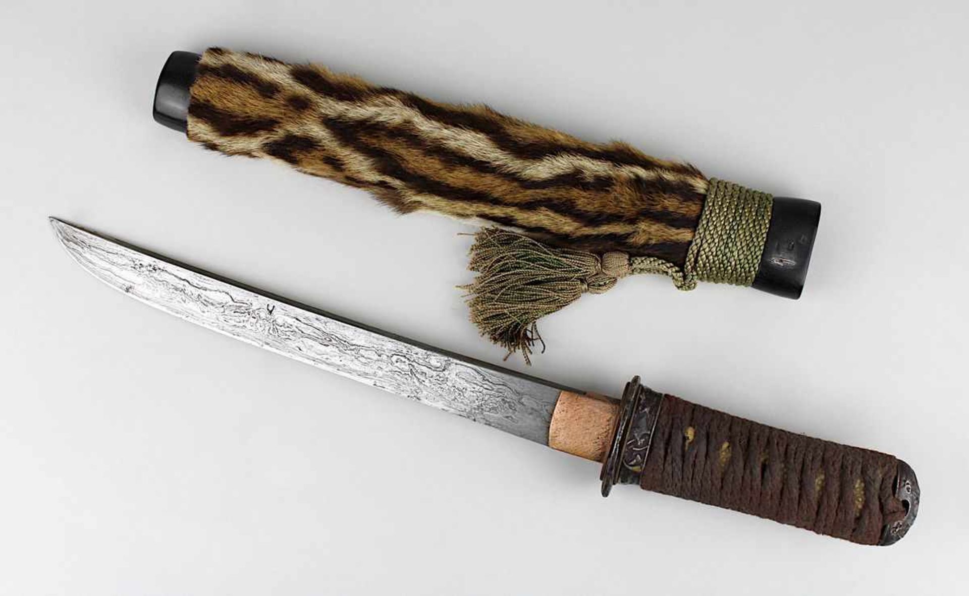 Japanischer Tanto, um 1900, Griff Rochenhaut auf Holzkern, umwickelt mit braunem Baumwollband,