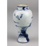 Miniatur Kangxi-Vase, China 1661-1722, Porzellan weißer Scherben, balusterförmiger Korpus frei