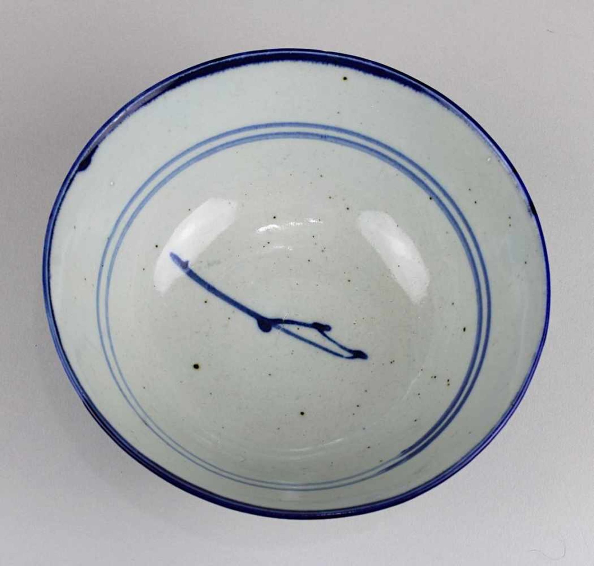 Chinesische Reisschale, Song-Zeit, 12.-13. Jh., Porzellan, weißer Scherben, frei getöpfert, außen - Bild 2 aus 3