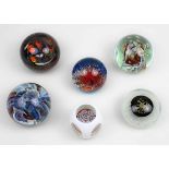 6 Paperweights, 2. H. 20. Jh., davon 3 mit eingeschmolzenen Farbschlieren, eines mit Sternzeichen