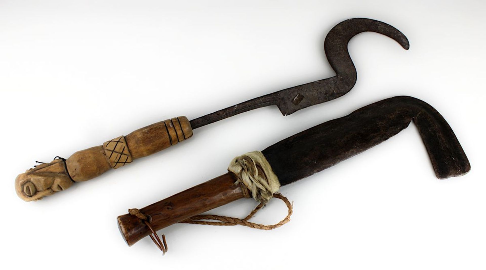 2 eiserne Sichelmesser wohl der Mangbetu, D. R. Kongo, das eine mit beschnitztem, vielleicht