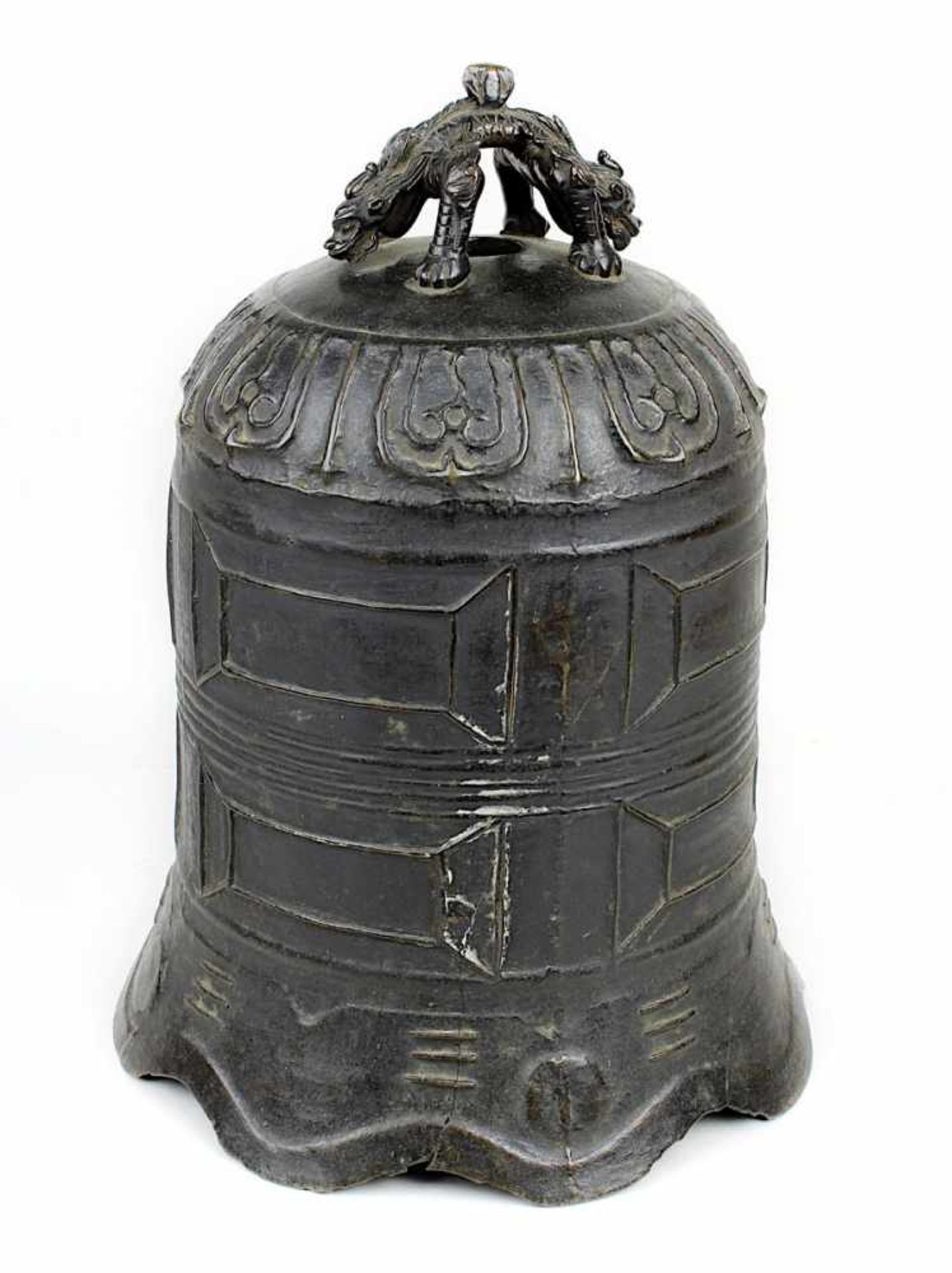 Chinesische Tempelglocke aus Bronze, um 1800, Wandung mit geometrischem Reliefdekor, mit - Bild 2 aus 5