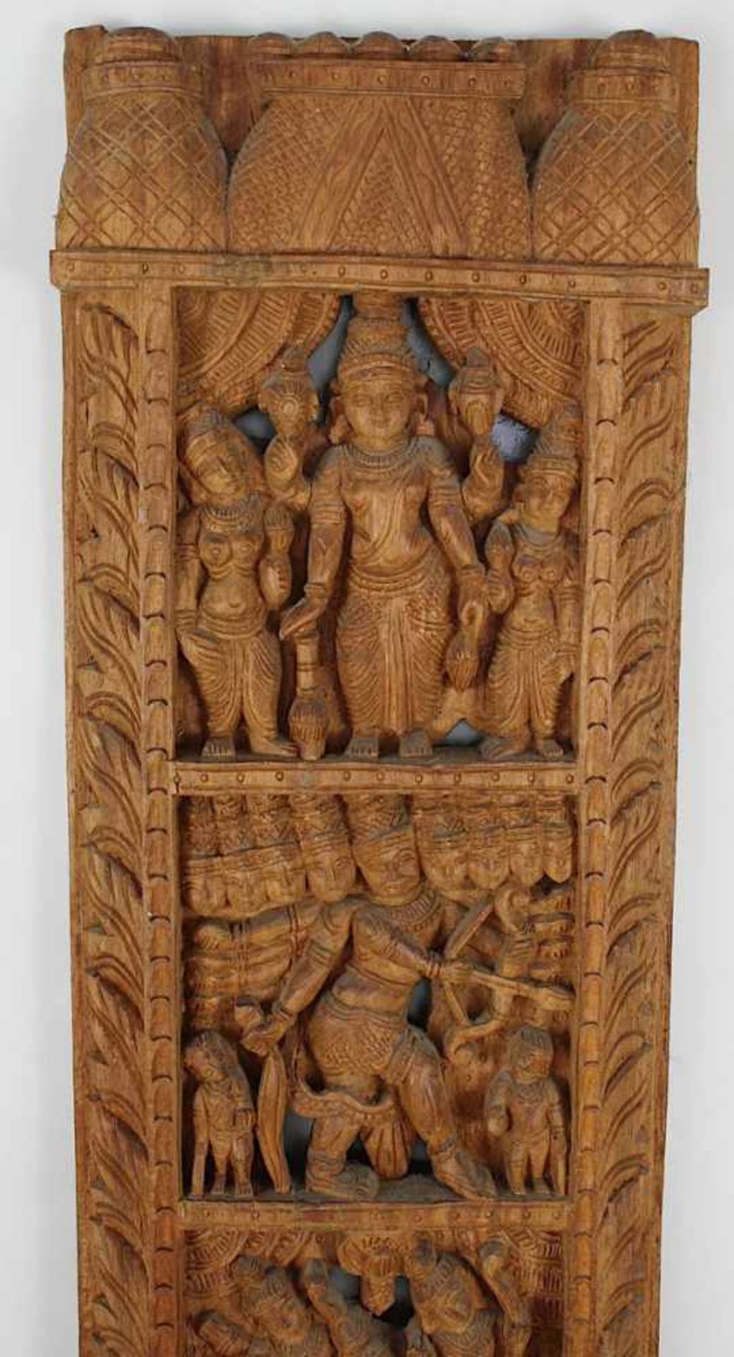 Holzrelief, Südindien 20. Jh., Teakholz, aus einem Stück geschnitzt und wohl aus größerem - Bild 2 aus 6
