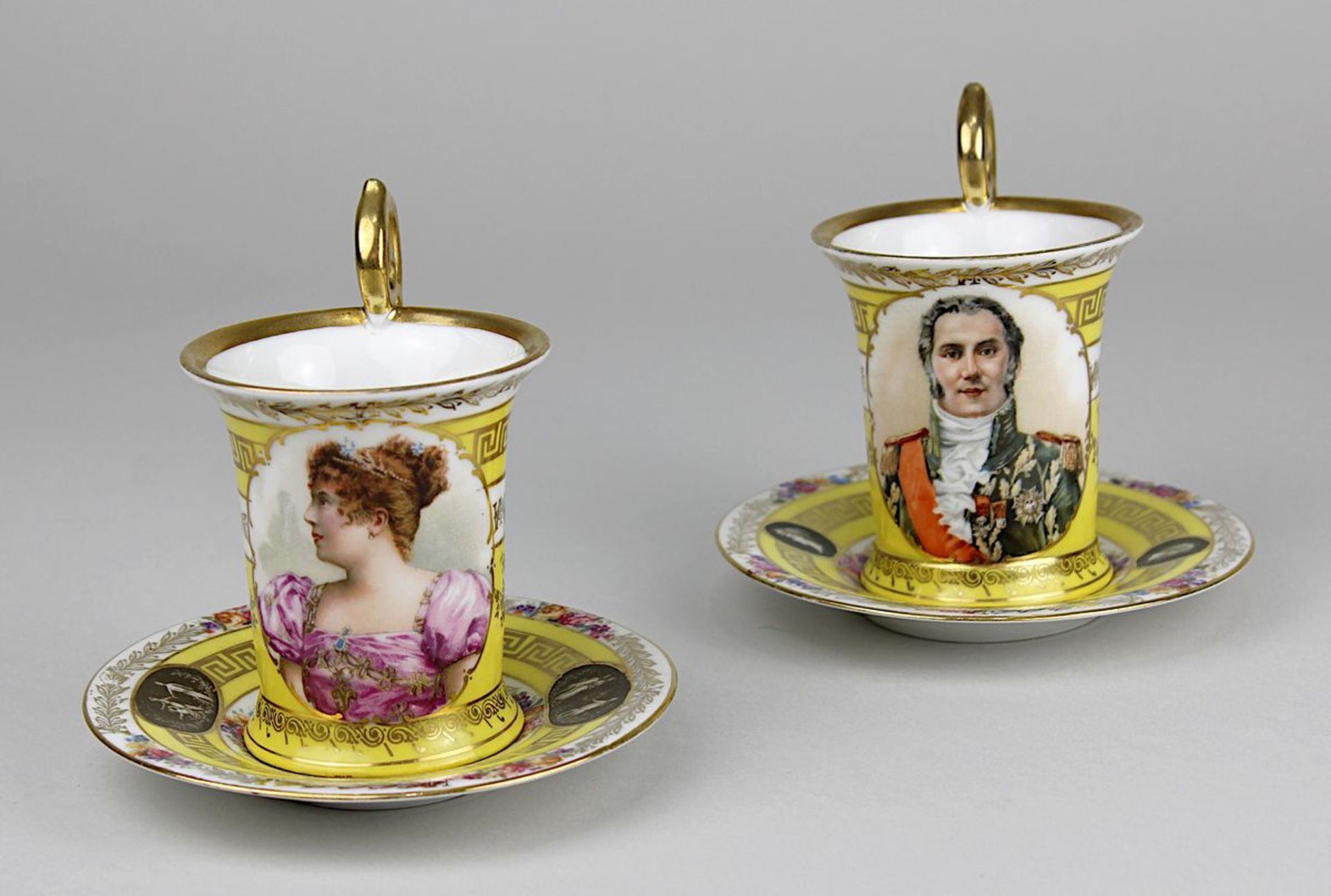 Zwei Mokkatassen im Stil von Sèvres, Frankreich um 1900, im Empirestil, farbig und mit Gold