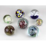 7 Paperweights, 2. H. 20. Jh., davon 2 mit eingeschmolzenen Farbschlieren und -flecken, 2 mit