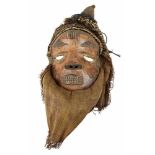 Maske "Mbuya", Pende, D. R. Kongo, weibliche Maske mit gesenkten Lidern und Ziernarben, helles