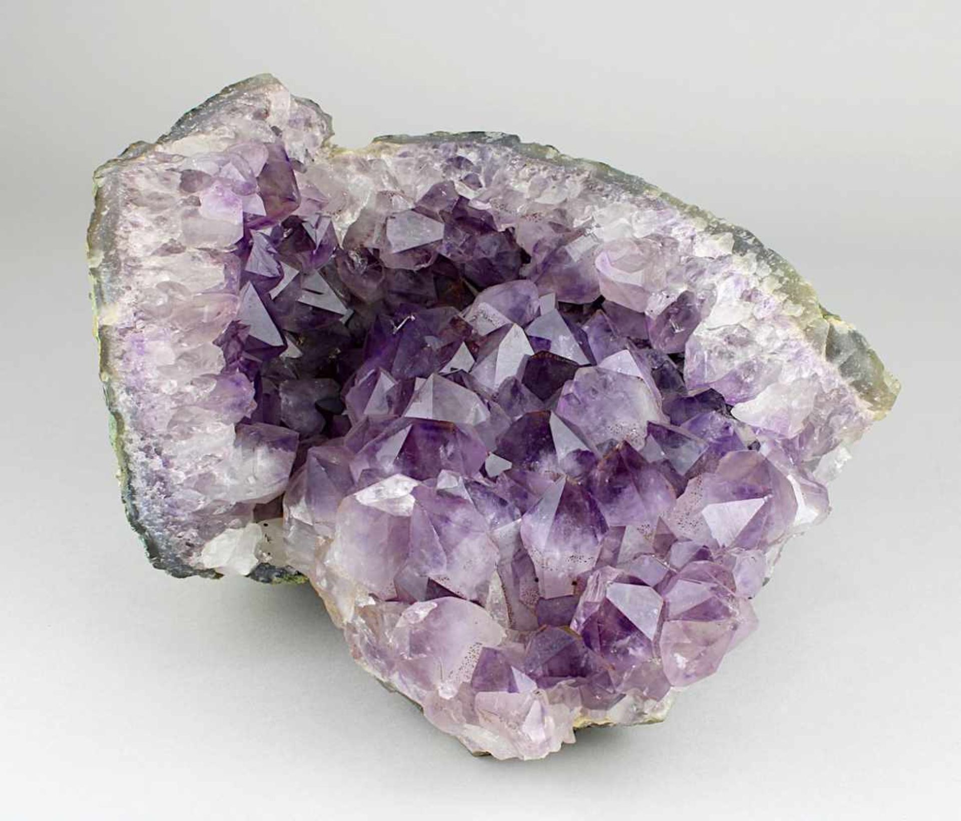 Größeres Stück einer Amethystdruse, 2.H.20.Jh., mit Amethystkristallen in verschiedenen