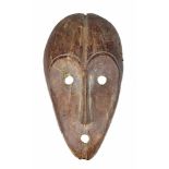 Maske "Ngil" der Fang, Gabun, Holz mit schwachen Resten von Kaaolinbemalung, gelängtes