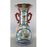 Bodenvase Japan Imari um 1890. Henkelvase aus Porzellan, weiß glasiert, polychrom bemalt mit Blumen,