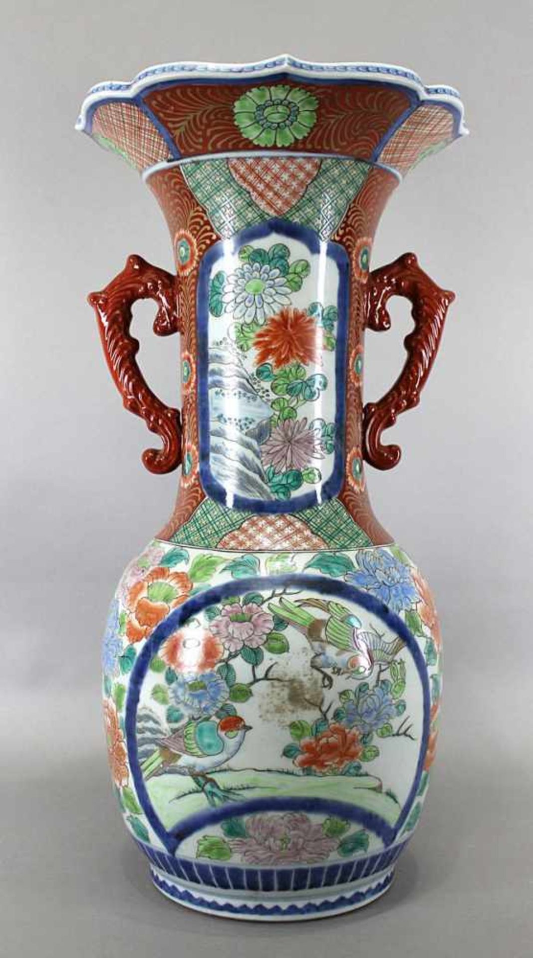 Bodenvase Japan Imari um 1890. Henkelvase aus Porzellan, weiß glasiert, polychrom bemalt mit Blumen,