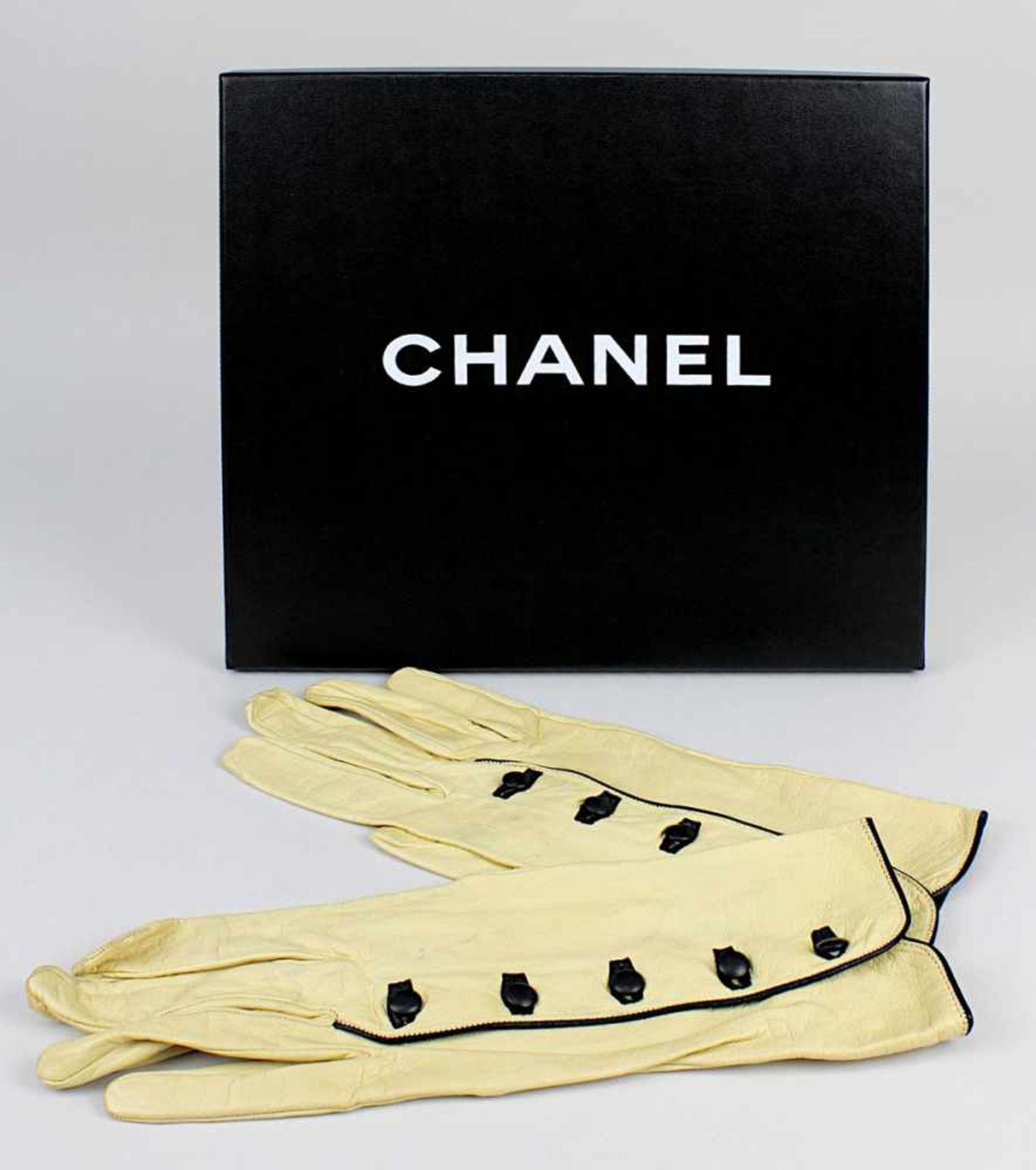 Paar Chanel Glacé-Damenhandschuhe, Größe 8, Paris um 1960-70, cremefarbenes Ziegenleder mit