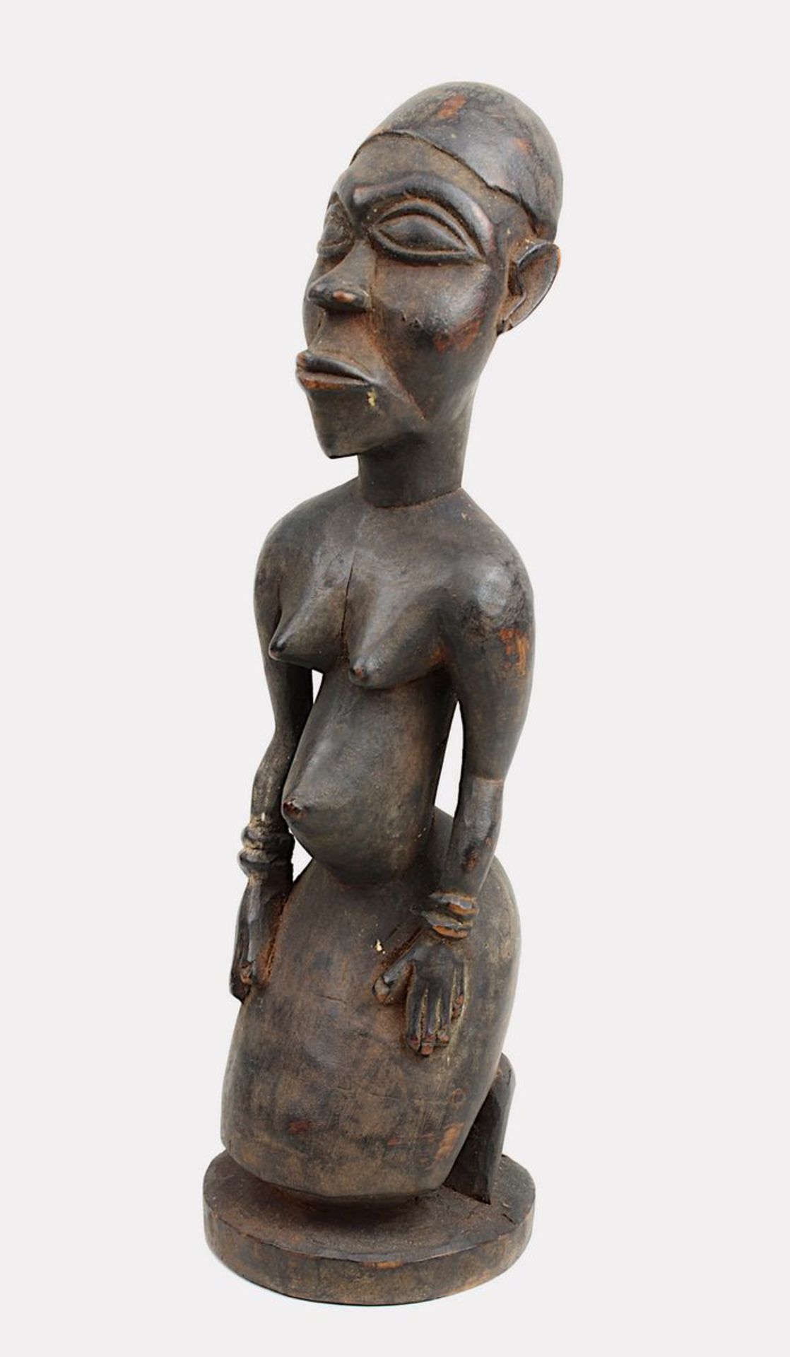Kniende weibliche Figur wohl der Suku, D. R. Kongo, Holz geschnitzt und dunkel gefärbt, auf