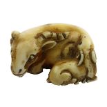 Netsuke aus Elfenbein, Ziege mit Jungem, Japan Ende 19. Jh., vollplastisch aus einem Stück