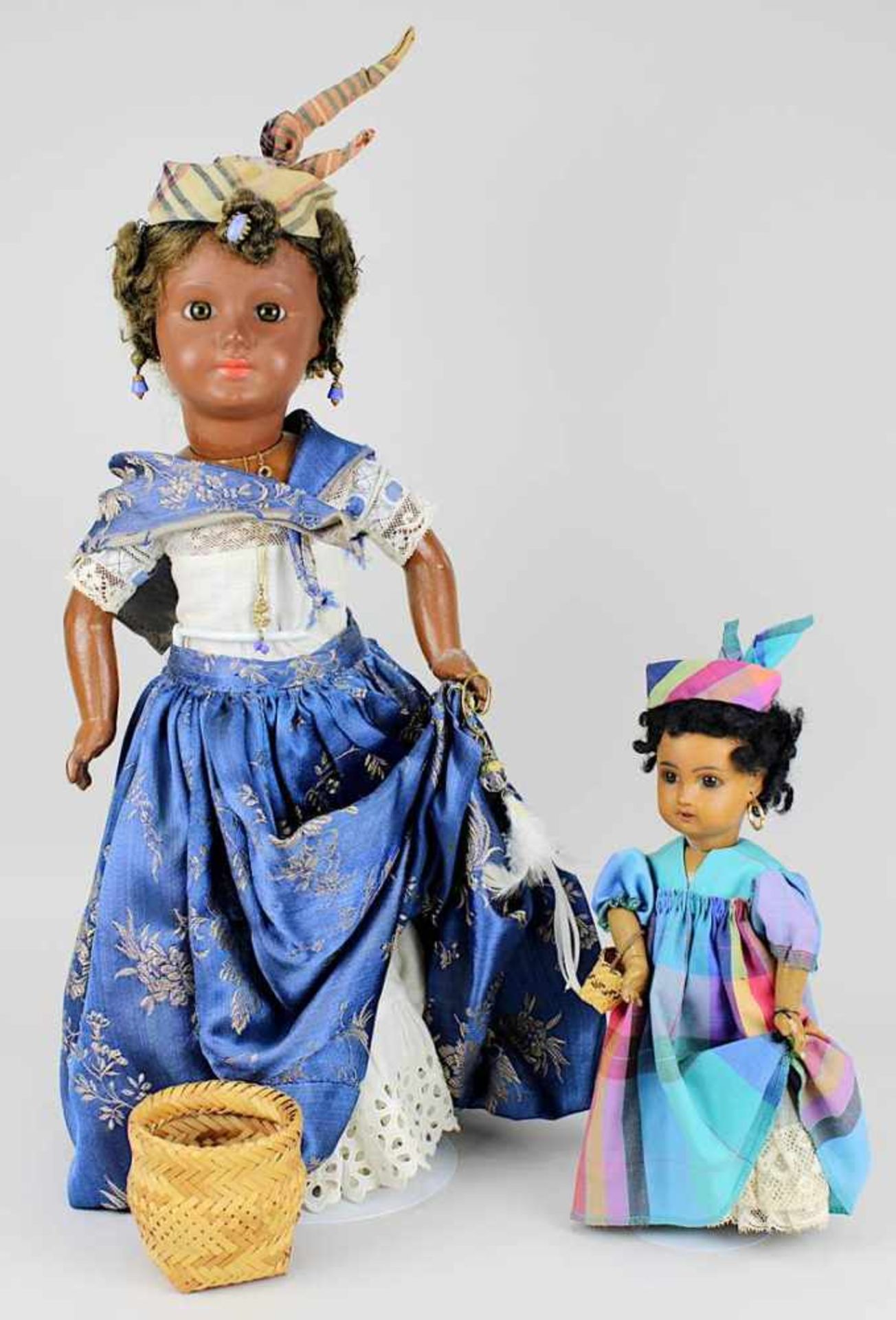 Zwei Puppen, Kreolinnen 1930er bis 1950er Jahre, die kleine Puppe 1930er Jahre mit Porzellankopf,