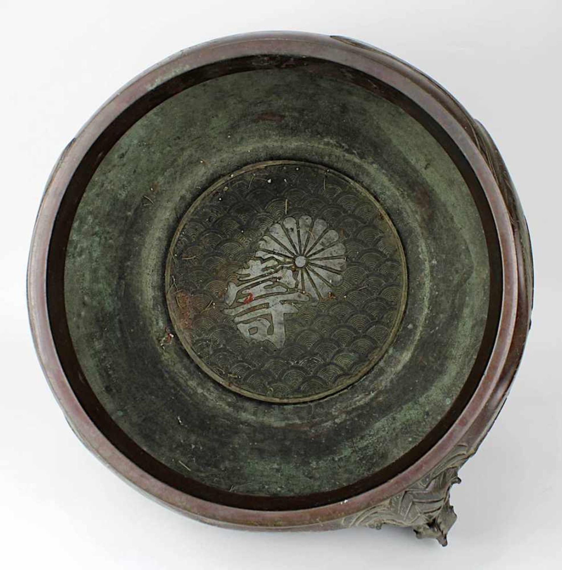 Großer Cachepot, Japan Meiji-Zeit Ende 19. Jh., gebauchte Form mit schöner, brauner Patina, - Bild 3 aus 3