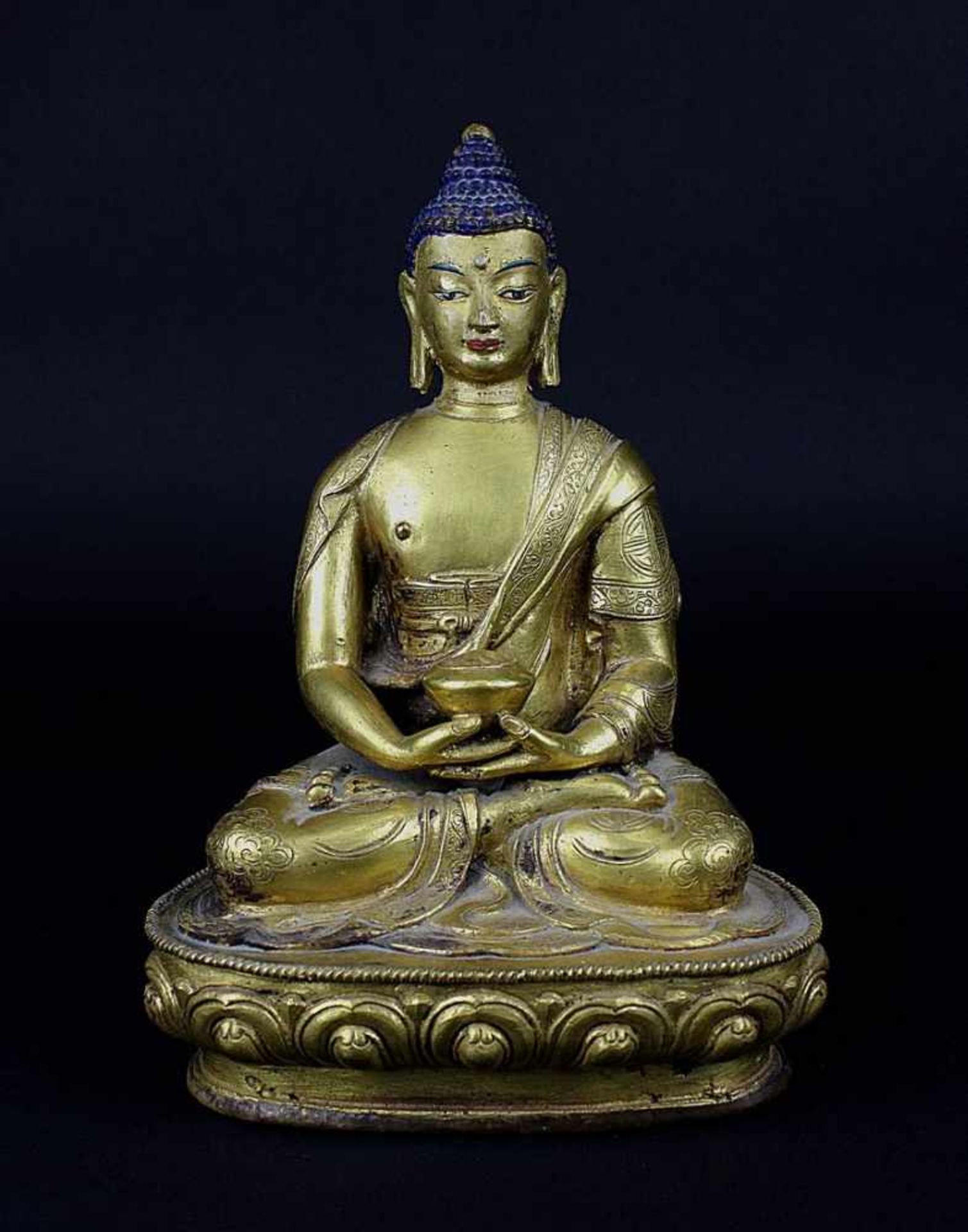 Buddha auf Lotusthron, Siam 19. Jh, sitzend in meditierender Haltung, in der Hand ein Deckelgefäß