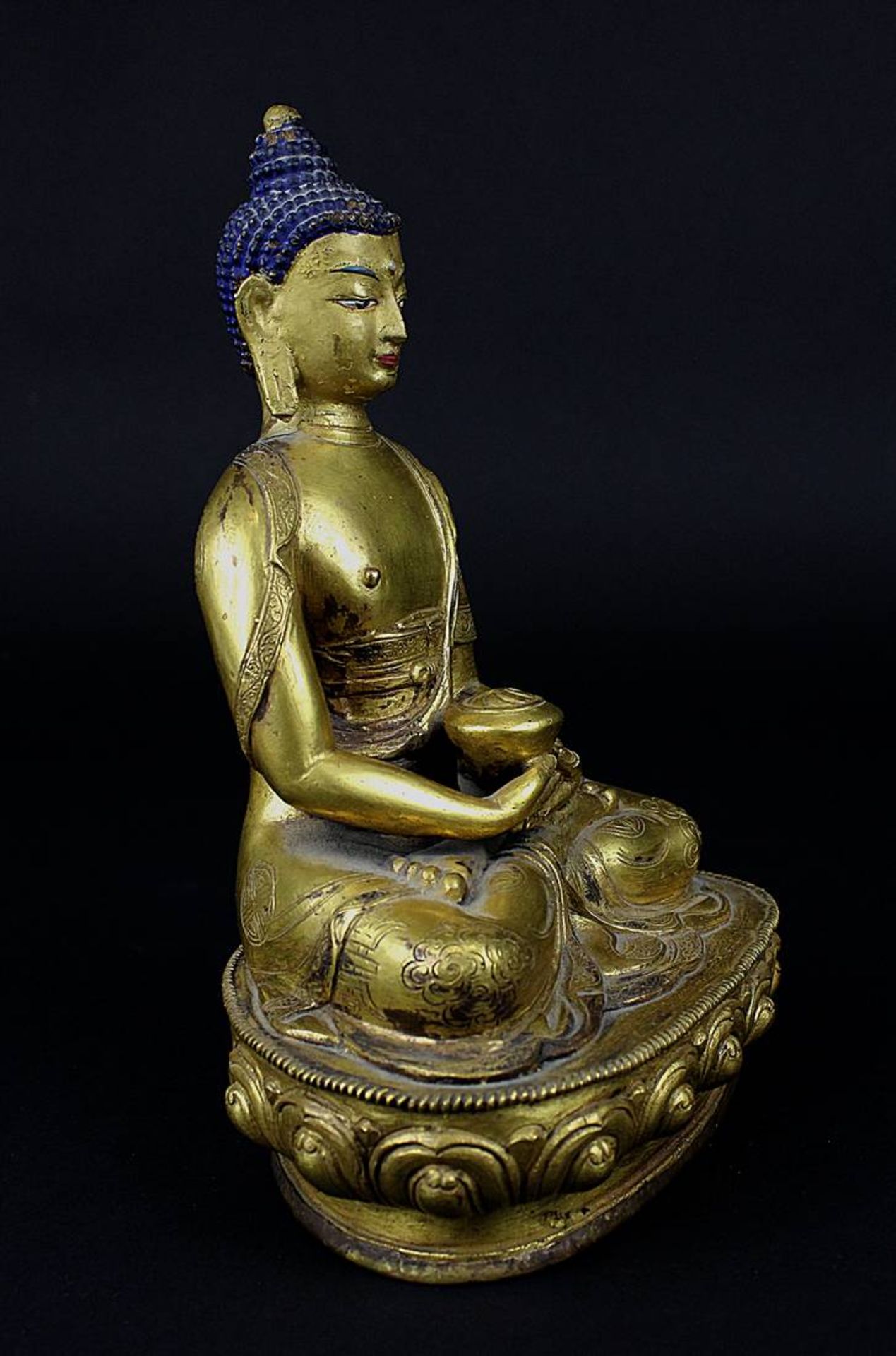 Buddha auf Lotusthron, Siam 19. Jh, sitzend in meditierender Haltung, in der Hand ein Deckelgefäß - Bild 4 aus 4