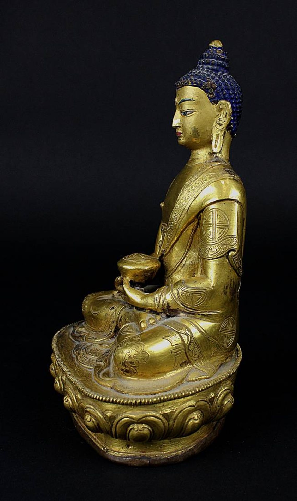 Buddha auf Lotusthron, Siam 19. Jh, sitzend in meditierender Haltung, in der Hand ein Deckelgefäß - Bild 2 aus 4