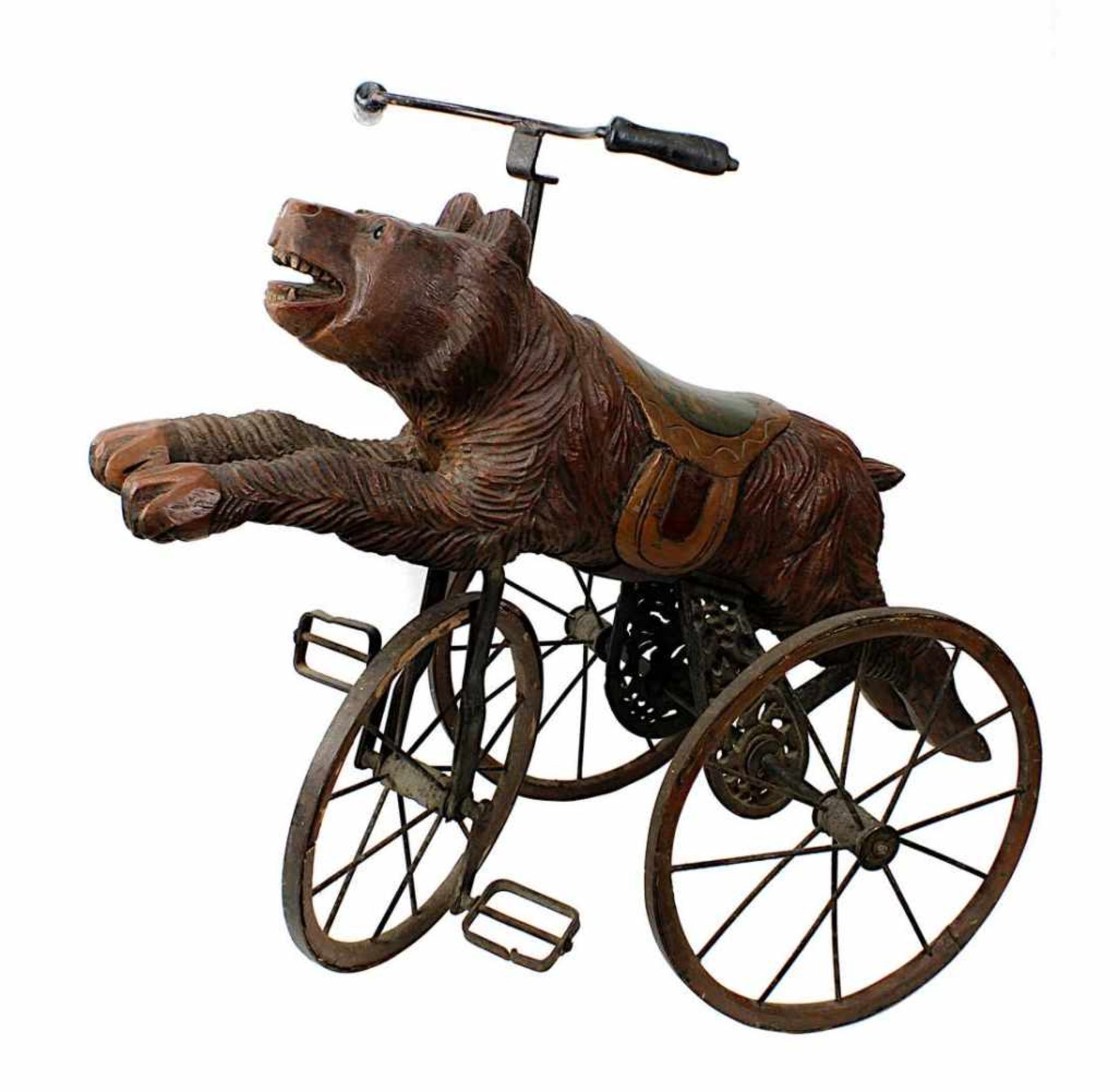 Dreirad mit Holzbär als Sitz, 20. Jh., der Bär im Sprung dargestellt, Holz geschnitzt und gefasst,