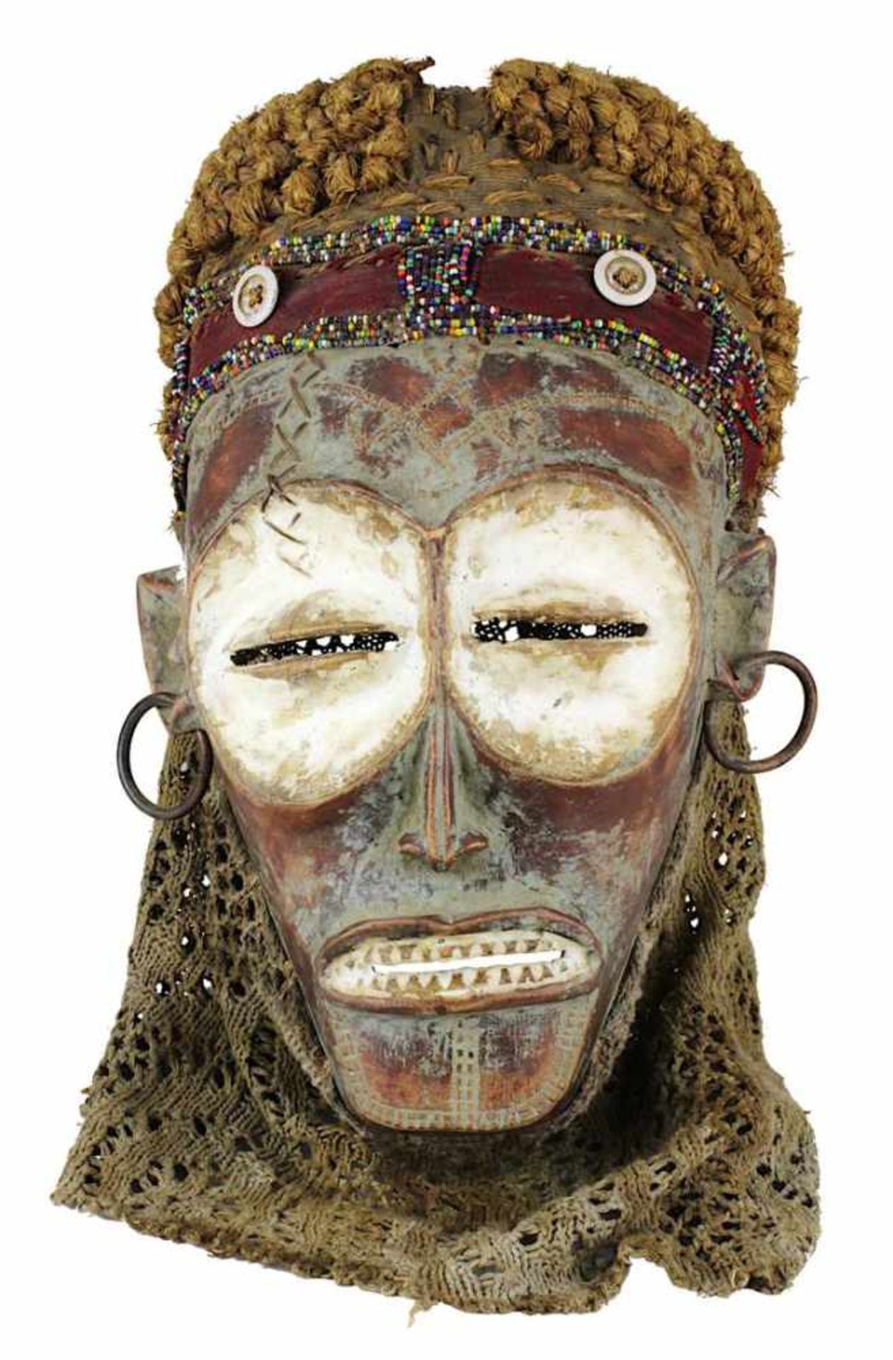 Weibliche Maske mwana pwo der Chokwe, D. R. Kongo, Holz geschnitzt und mit Resten von Kaolin sowie