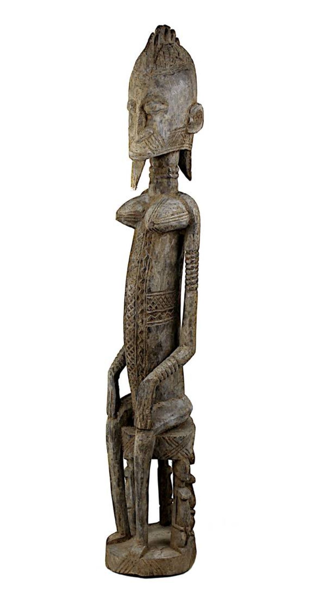 Ältere weibliche Figur der Dogon, Mali, Holz aus einem Stück geschnitzt, auf einem Hocker sitzende