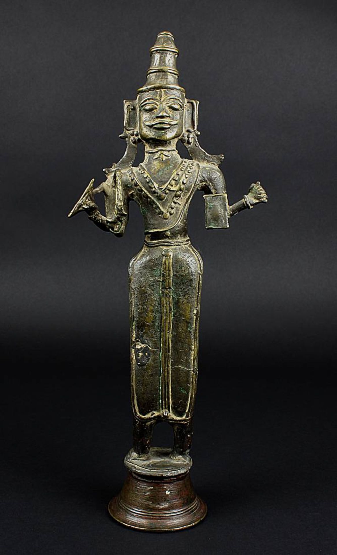 Götterstatuette, Indien wohl 16.Jh, Bronzehohlguß mit braun-grüner Patina, Figur mit vier Armen, mit