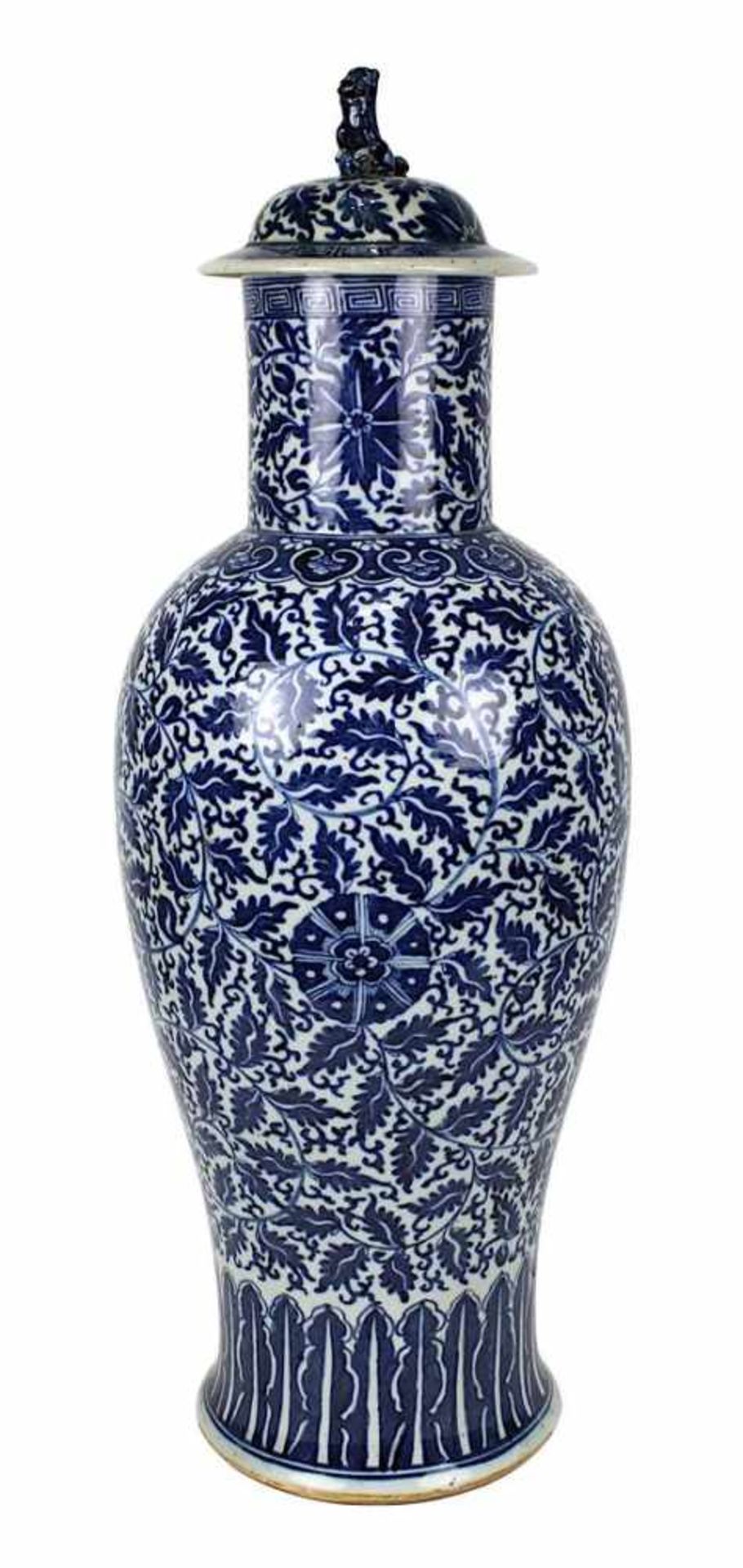 Große Deckelvase, China, Kangxi-Periode (1662 - 1722), langgezogener balusterförmiger Vasenkörper,