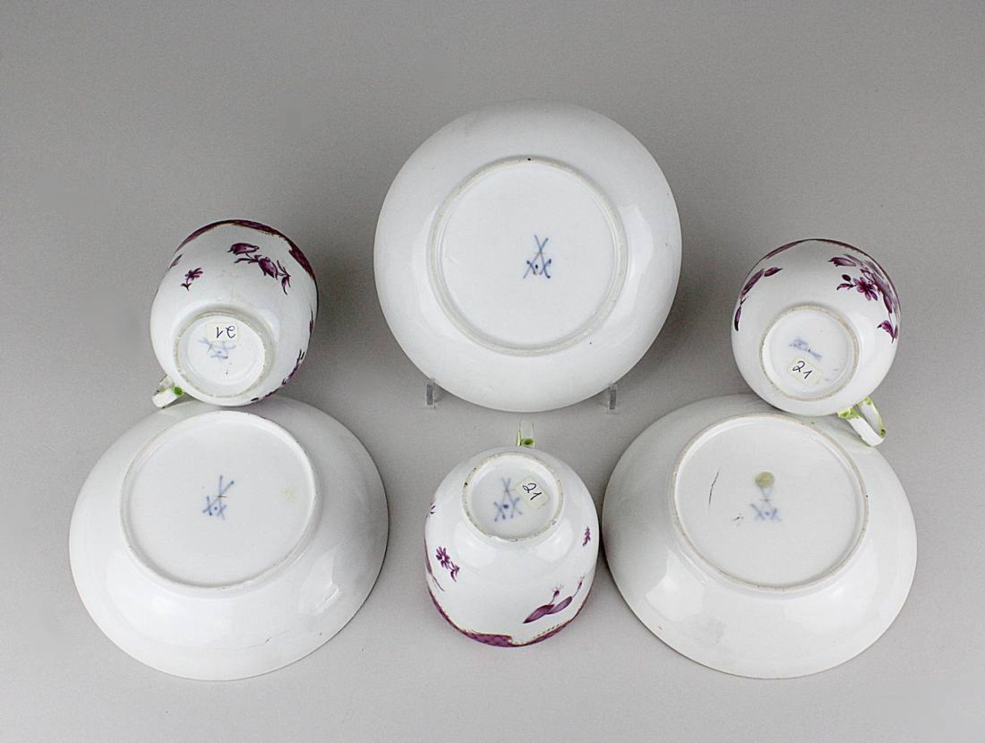 Meissen, Drei Tassen, 1756-1780, Porzellan, weißer Scherben, Goldrand und -Staffage Purpur-Camaieu- - Bild 2 aus 2